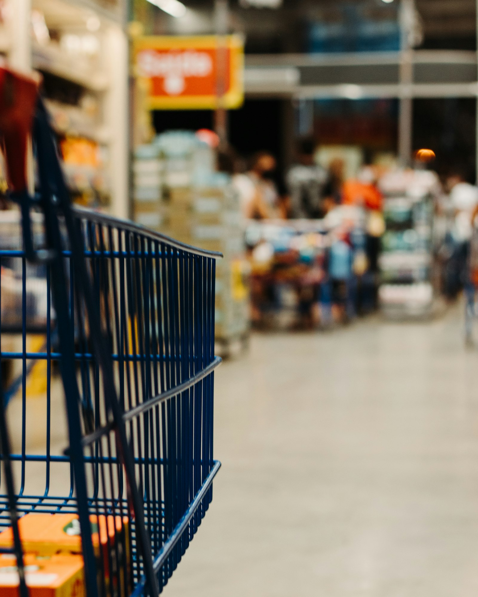 Carrello della spesa in una corsia di supermercato