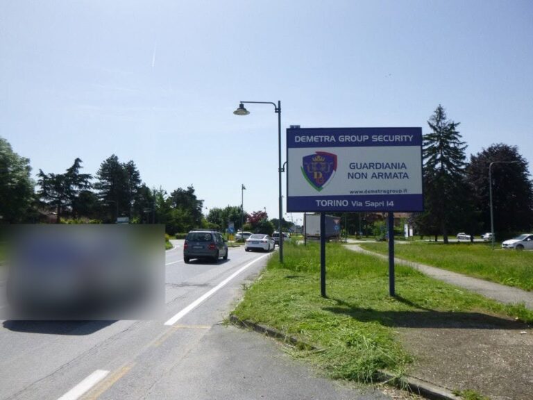 Cartellone pubblicitario Demetra Group su strada